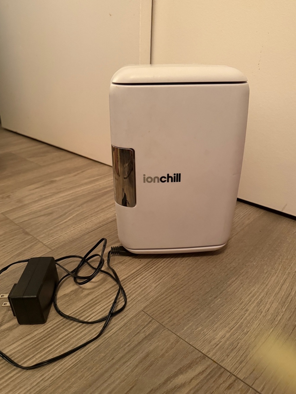 Ionchill mini fridge AC/DC portable mini fridge for skincare or beverages